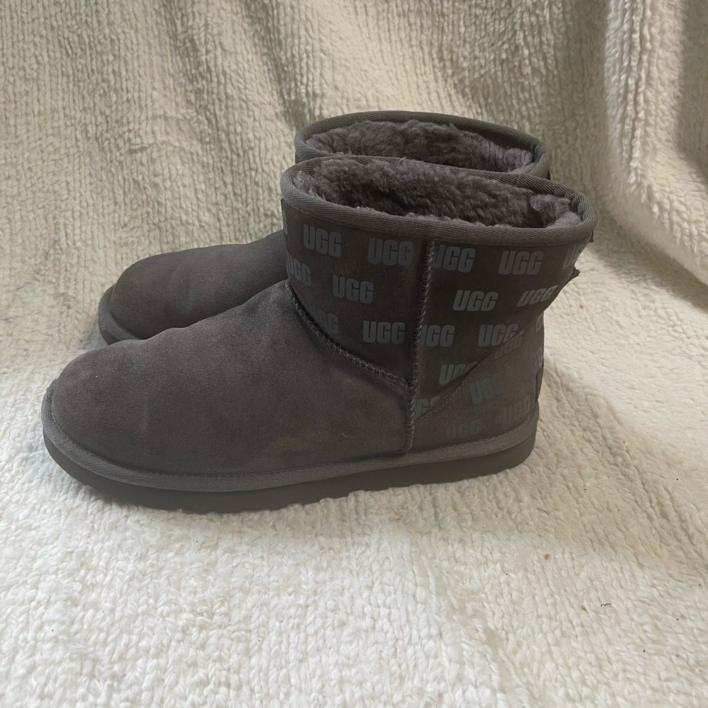 UGG Men’s Classic Mini II UGG Print Gray suede Boots logo rubberized print SZ10